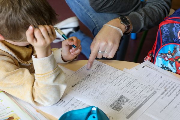 En Centre-Val de Loire, les familles n'ayant pas accès à un ordinateur ou Internet pourront recevoir les devoirs par courrier postal.