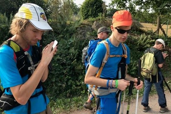 Clément Gass et son frère Timothée, aveugles de naissance, teste l'application Open-Way. Il s'agit d'un GPS vocal qui débite 300 mots par minute, une vitesse maîtrisée par les personnes aveugles, afin de les orienter et les assister pendant leurs randonnées.