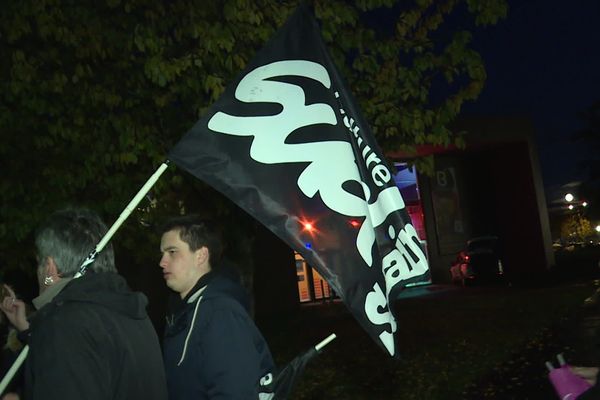 Une petite vingtaine de personne s'était réunie devant le Bouillon, sur le campus de la Source, à l'appel de Solidaires Étudiant.e.s et de Sud-éducation.