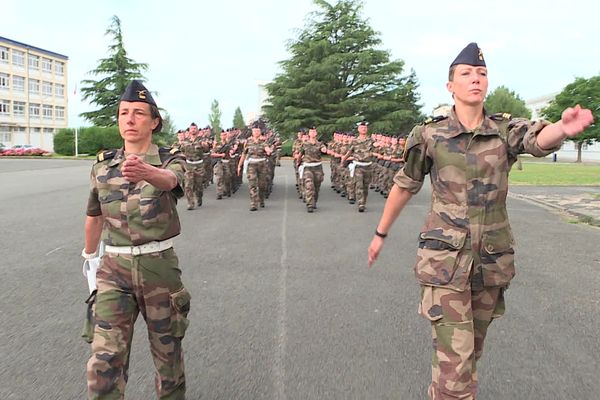 En raison des Jeux Olympiques, le défilé du 14 juillet aura lieu sur l'avenue Foch et non sur les Champs Elysées. Une parade militaire mondialement connue à laquelle participe une cinquantaine d'élèves et de personnels de la base aérienne 722 de Saintes.