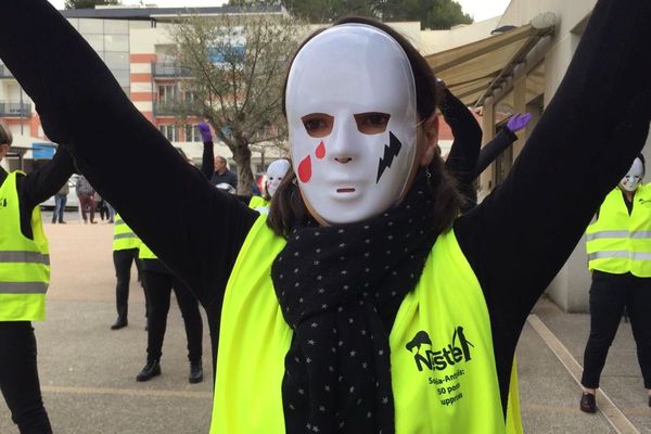 Le personnel de Galderma enchaîne depuis les performances comme ce vendredi lors d'une flash mob.