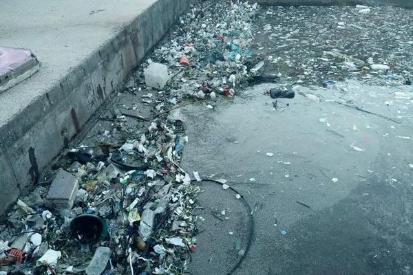 Les déchets se sont accumulés dans le port du Vallon des Auffes à Marseille après la tempête.