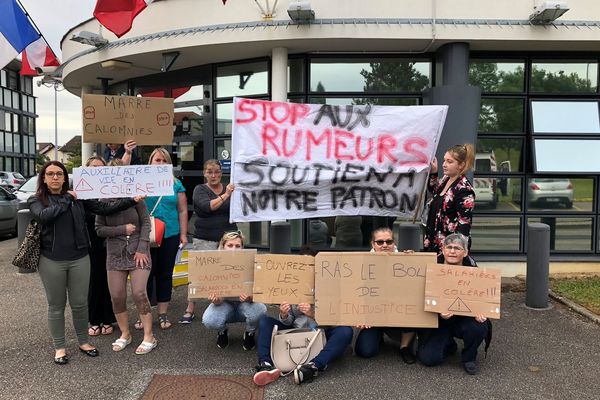 Une dizaine de salariées manifestaient ce lundi matin devant le commissariat de Saint-Dizier.