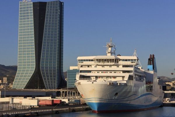 Une vue du Grand Port de Marseille et d'un ferry devant la tour de l'architecte Zaha Hadid 