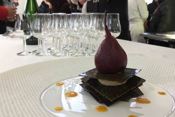 Le chocolat-foie gras surmonté d'une poire, proposé par le chef Jacky Louazé, du restaurant Le Foch à Reims.