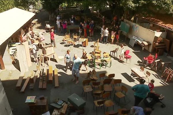 La cour de l'école s'est transformée en vide grenier.