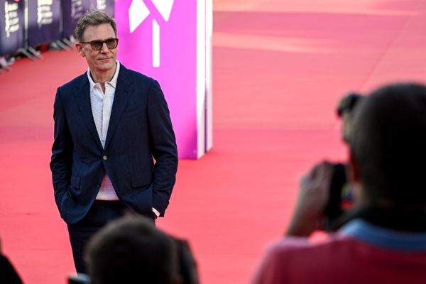 Michel Hazanavicius foule le tapis rouge de cette 50ᵉ édition du festival du film américain de Deauville. Le scénariste et réalisateur présente son dernier long-métrage "La plus Précieuse des Marchandises". Un film d'animation qui fait écho à son histoire personnelle.