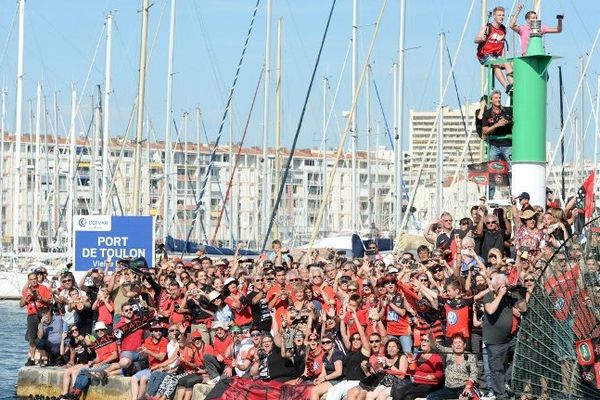 Des milliers de supporteurs acclament leurs héros dans la rade de Toulon ce 1er juin.