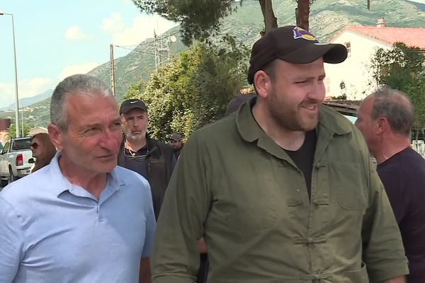 Philippe Flori, au côté de Joseph Colombani, président de la FDSEA de Haute-Corse, au moment d'entrée dans la gendarmerie de Ponte-Leccia.