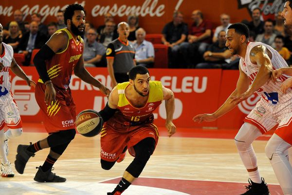 Krayem (au centre), Lessort (2e en partant de la gauche) et leurs coéquipiers n'ont pas sur dominer Denain, vendredi 11 mai.