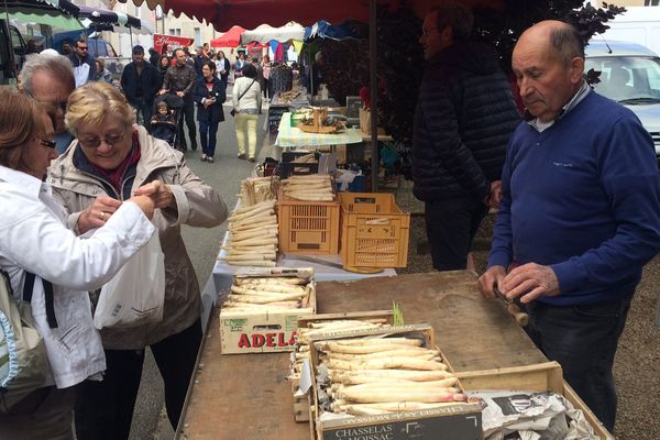 La foire aux asperges de Saint-Genest-d'Ambière (Vienne) existe depuis 40 ans