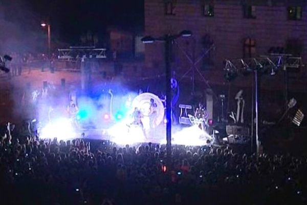 Pour le lancement du festival, quatre compagnies différentes ont défilé dans les rues d'Annecy. 