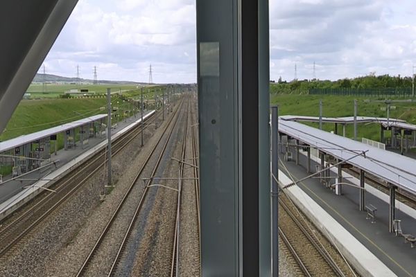 Les voies ferrées de la gare de Champagne-TGV vues depuis la passerelle.