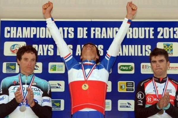 Arthur Vichot savoure sur le podium son titre de champion, le 23 juin 2013 à Lannilis, Finistère.