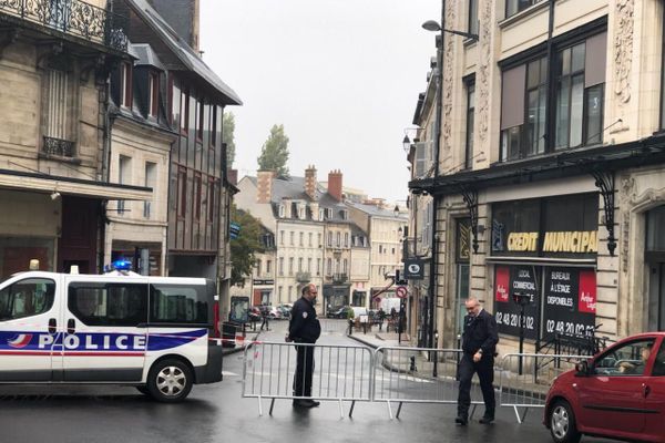 La place Mirpied, à Bourges, a été bouclée après une alerte à la bombe.