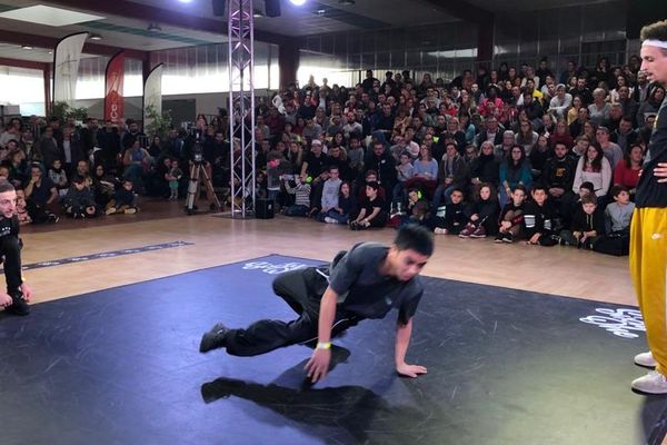 Les danseurs de break dance multiplient les figures dimanche 19 janvier 2020.