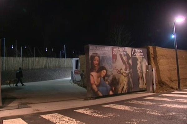 L'entrée du Louvre-Lens, la nuit dernière, peu après les faits. 