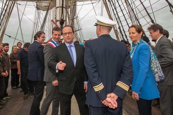 François Hollande et Ségolène encadrent le commandant Yann Cariou sur le pont de l'Hermione le 18/04/2015