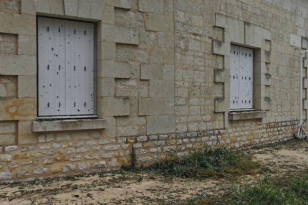 Une maison dont les volets ont été percés par la grêle à Saix, au nord de Loudun (Vienne).