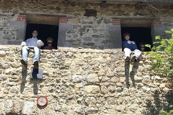 A Sauvessanges, dans le Puy-de-Dôme, depuis 20 ans, un hameau se peuple d'épouvantails. Ici, la scène reproduit les applaudissements aux soignants, à 20 heures, chaque soir. 