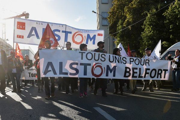 Les manifestants se sont regroupés devant le siège d'Alstom à Saint-Ouen, ce mardi matin