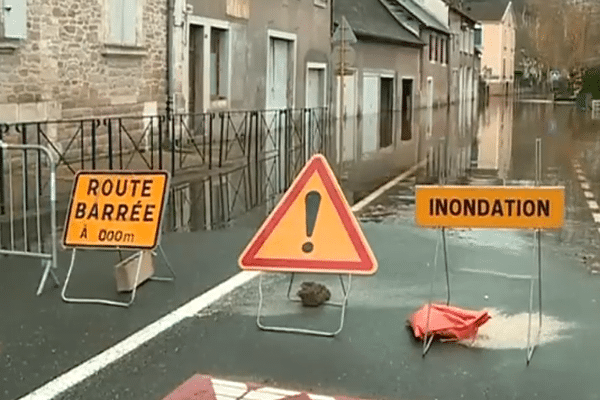 Plusieurs villes et villages aquitains ont été victimes des fortes crues ces derniers jours, comme ici à Terrasson en Dordogne. 