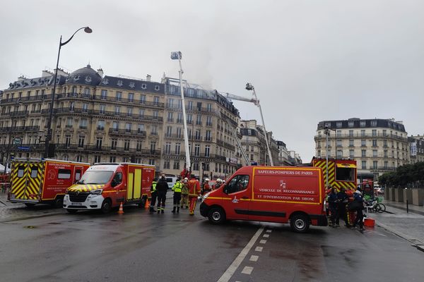 Un incendie touche un immeuble en face de la gare Saint-Lazare.