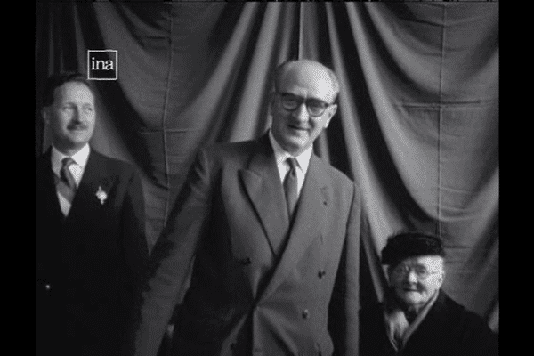 Guy Mollet et sa mère à Flers en visite officielle.