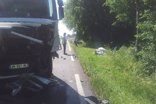 La voiture et le camion se sont percutés de face