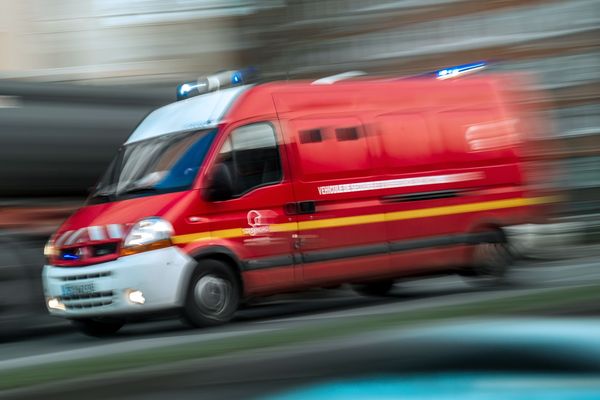 Les sapeurs-pompiers sont intervenus dans la nuit pour un incendie à Pont-de-Chéruy (Isère). Photo d'illustration.