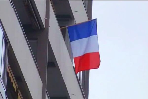 Pour la première fois depuis 75 ans, les commémorations du 8 mai 1945 se feront à domicile... Les français sont invités à pavoiser les balcons et terrasses