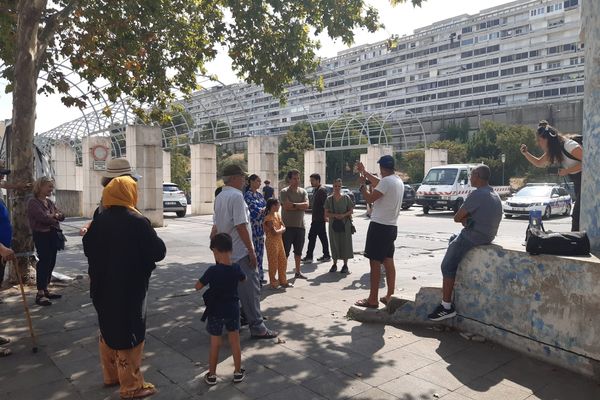 Quelques personnes se sont rassemblées vendredi 25 août 2023 devant la mairie de Pissevin à Nîmes, dans le Gard, pour soutenir les familles des victimes des fusillades. Cette semaine-là, deux jeunes ont été tués par balles sur fond de guerre de territoire entre trafiquants de drogue.