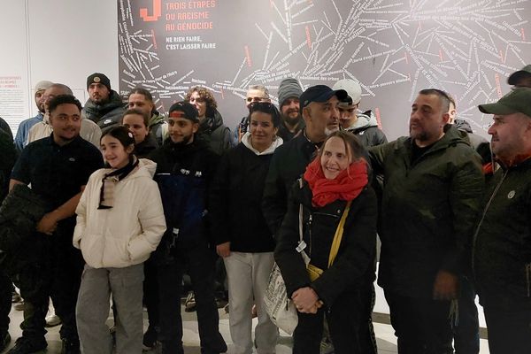 Rachid Zerouala, leader des South Winners, groupe de supporters de l'OM et un rabbin des quartiers nord de Marseille ont emmené un groupe de jeunes au camp des Milles, lieu de mémoire du génocide pendant la Seconde Guerre mondiale.