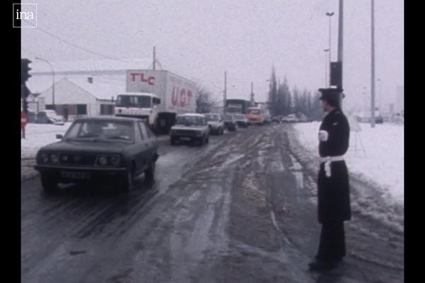 Des milliers d'automobilistes et 200 poids lourds se sont retrouvés coincés par la neige dans le Loiret lors de la nuit du 4 au 5 janvier 1979.