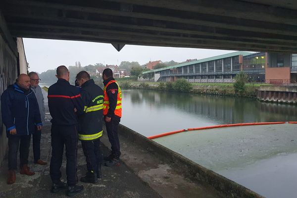 Le barrage flottant installé sous le pont Laurent de Bouchain, après le déversement d'hydrocarbures dans l'Escaut.