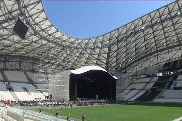 Au stade Vélodrome, les "roadies" de paul Mac Cartney occupent le terrain pour les prépartifs du concert de vendredi soir. 