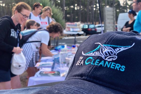 Après Hyères et la Trinité-sur-mer, The Seacleaners se sont installés pour la journée à Lacanau.