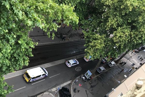 Les voitures de polices, sirènes allumées, sur le cours de la Liberté, ce mercredi 17 juin.