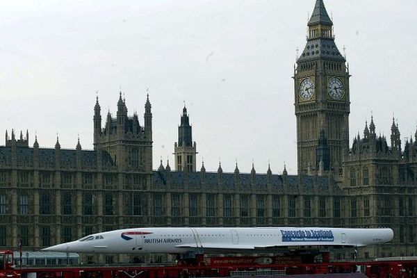 En route pour l'Ecosse, Le Concorde passe devant le Parlement de Londres