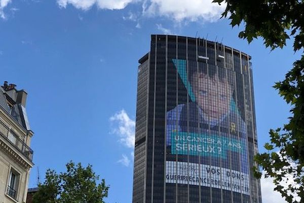 L’affiche installée par Gustave-Roussy sur la tour Montparnasse s’étale sur plus de 2 200 m2.