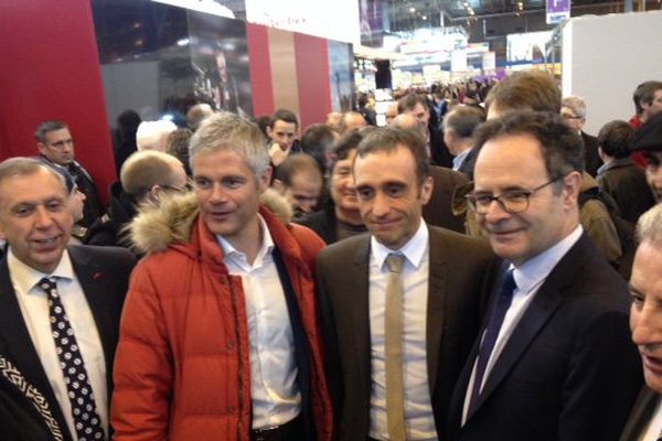 Le président LR d'Auvergne Rhône Alpes Laurent Wauquiez dans les allées du Salon de l'Agriculture le 1er mars 2016 à la rencontre des agriculteurs et des éleveurs de l'Aveyron