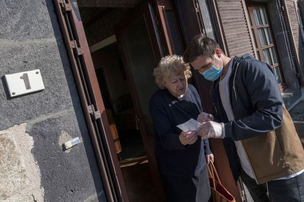 Chaque matin à Gelles, Jean Flandin porte leurs courses aux personnes âgées isolées pendant le confinement, prend de  leurs nouvelles et discute quelques instants.