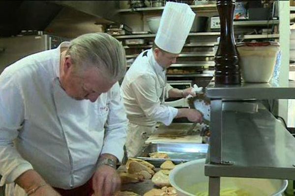 Le chef et propriétaire du Moulin Fouret en plein travail. 