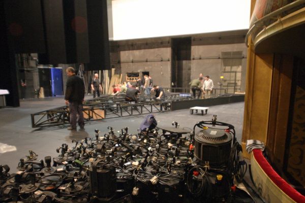 Montage du décor de l'opéra Tristan et Isolde au théâtre du Capitole, ici en 2007