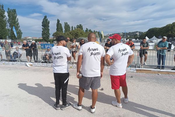 La triplette Bonetto, Lucchesi, Cortes, en 32e de finale de La Marseillaise à pétanque 2024.