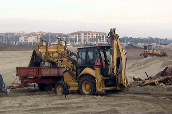 Nettoyage de la plage du Racou à Argelès-sur-mer un mois et demi après les inondations de la fin de l'année 2014.