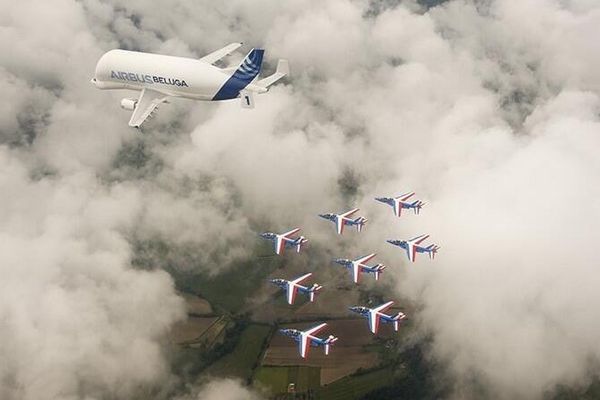 Le Béluga accompagné par la patrouille de France