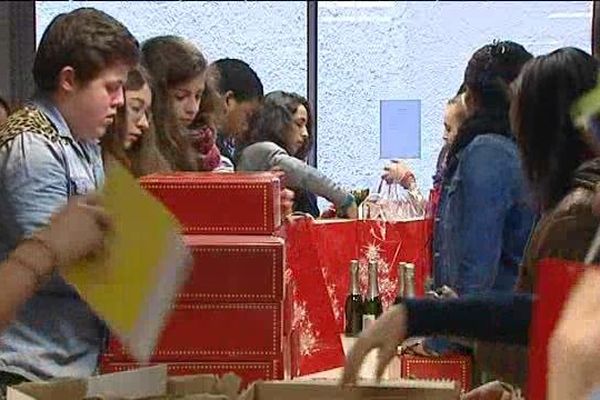 Des pizzas pour des sans-abris, des colis pour des personnes démunies : à Noël, des associations et des particuliers se mettent en quatre pour les gens dans le besoin.