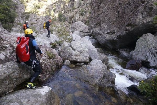 Les équipes de secours en pleine recherche dans le cours d'eau qui a emporté les 5 victimes, en Corse, ce mercredi.