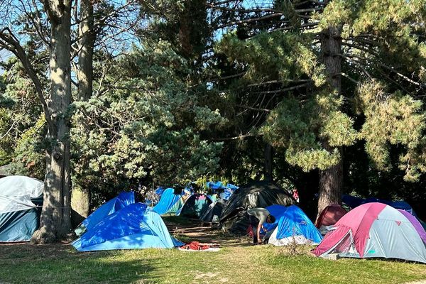 Un village de tentes dans le square de La Touche à Rennes dans le quartier de Villejean